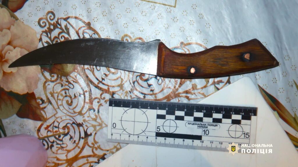 На Прикарпатті п'яний чоловік вдарив дружину ножем. ФОТО