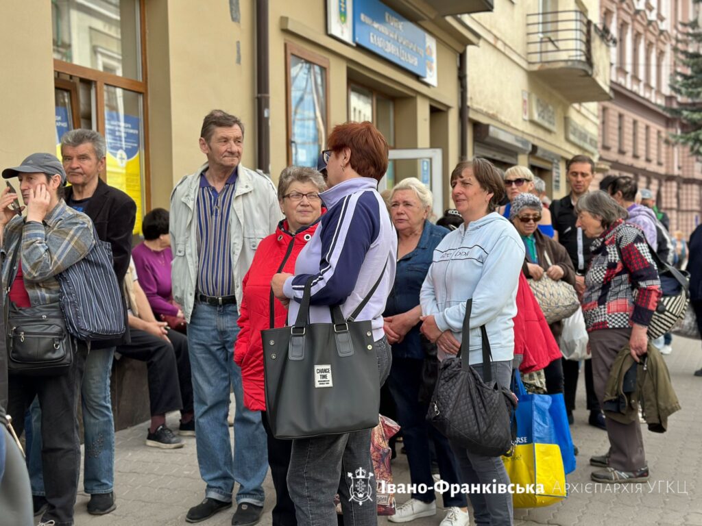 Митрополит Володимир у благодійній їдальні Карітасу освятив Великодні продуктові набори