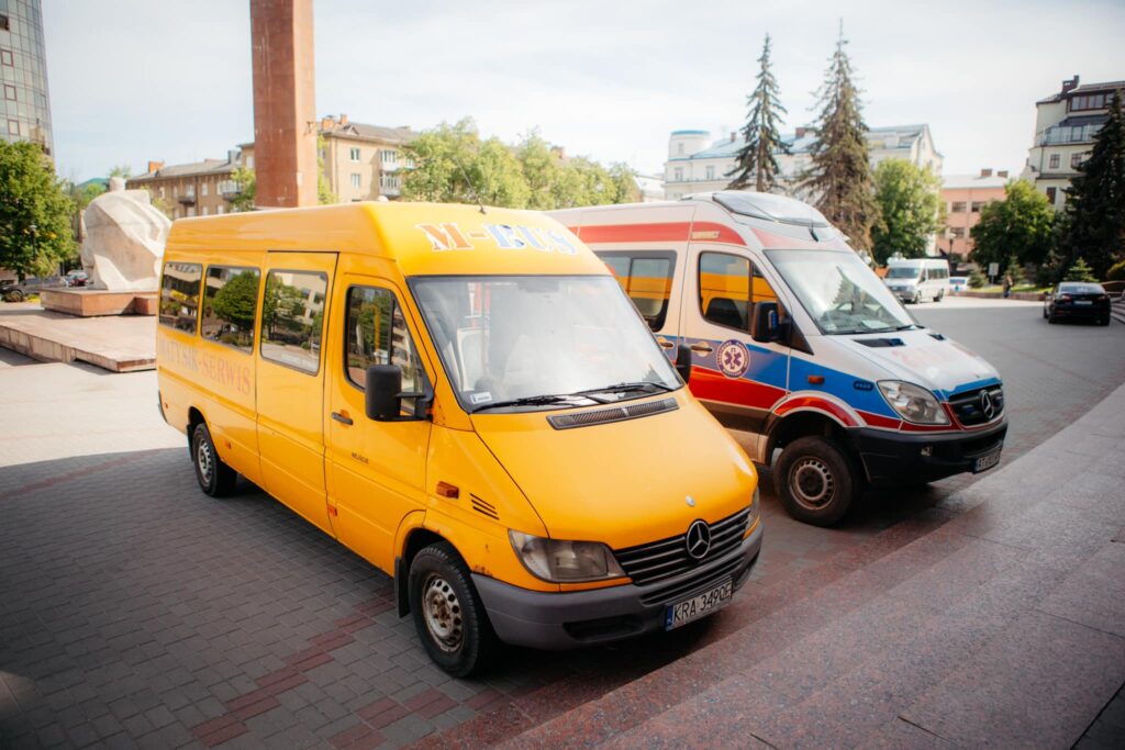 З Прикарпаття для військових на передову передали два автомобілі