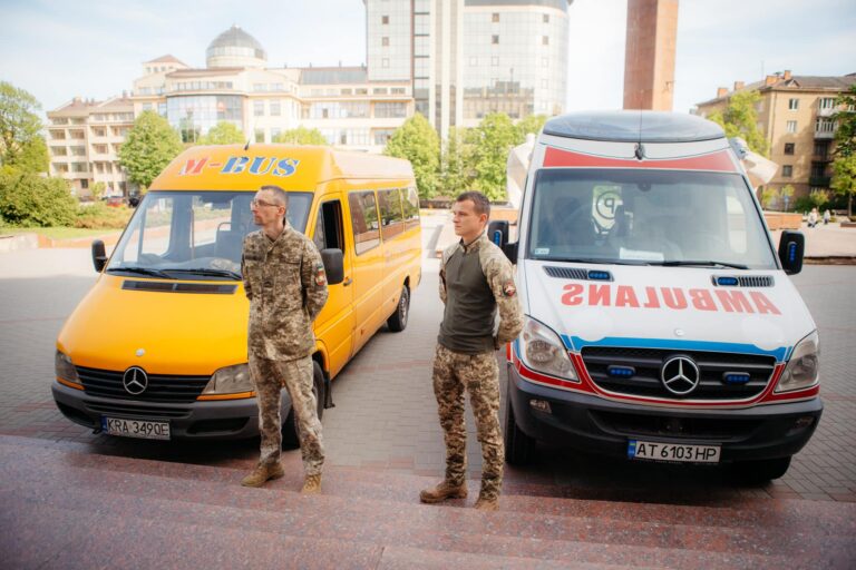 З Прикарпаття для військових на передову передали два автомобілі