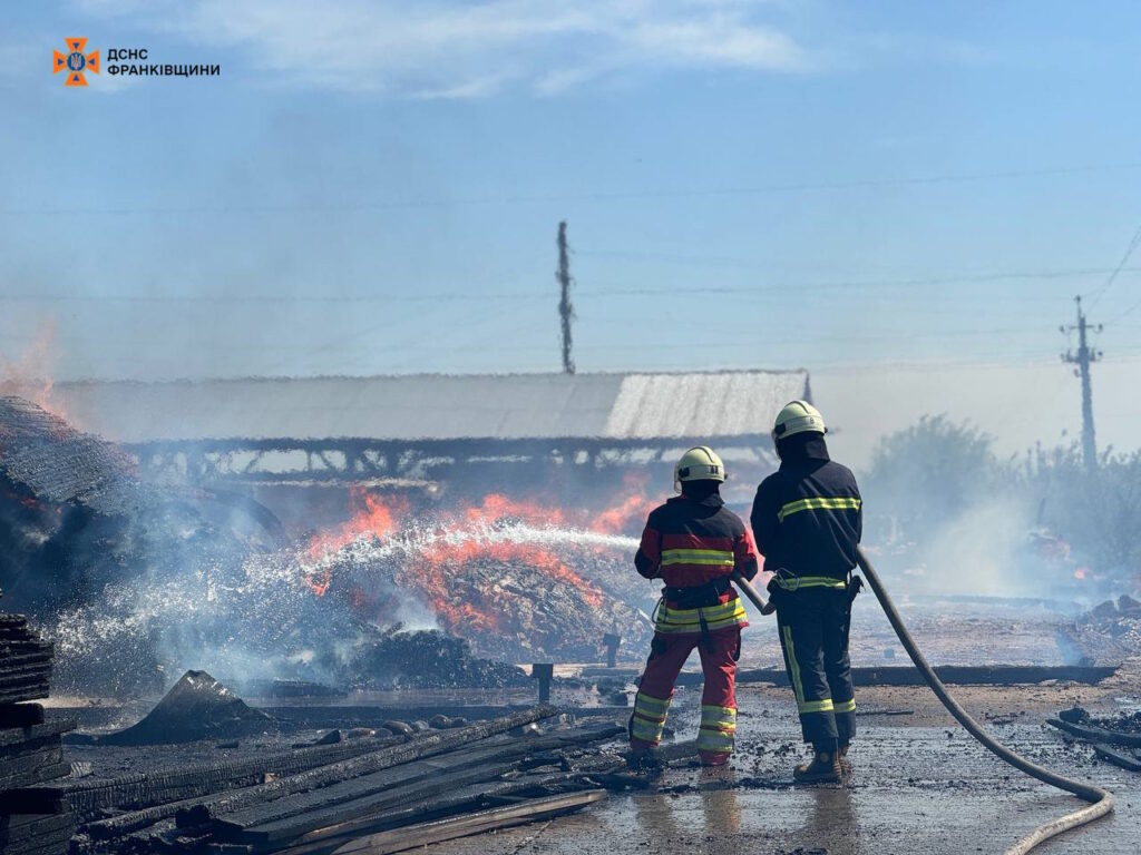 Вогнеборці ліквідували масштабну пожежу в селищі Брошнів-Осада