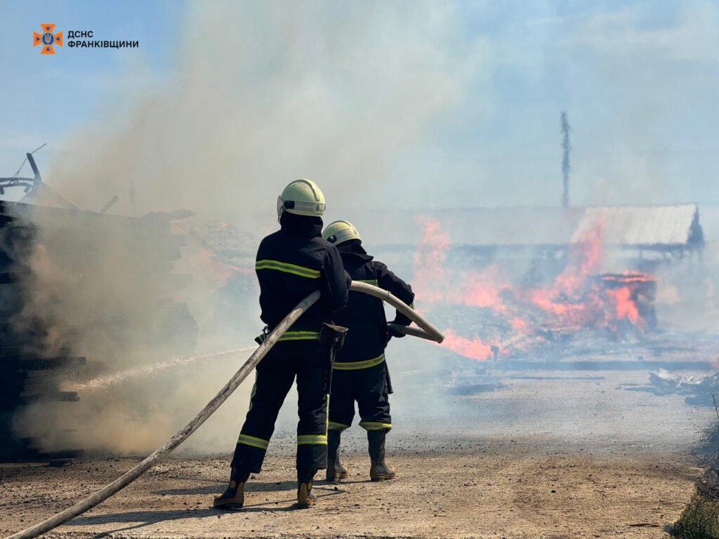 Вогнеборці ліквідували масштабну пожежу в селищі Брошнів-Осада