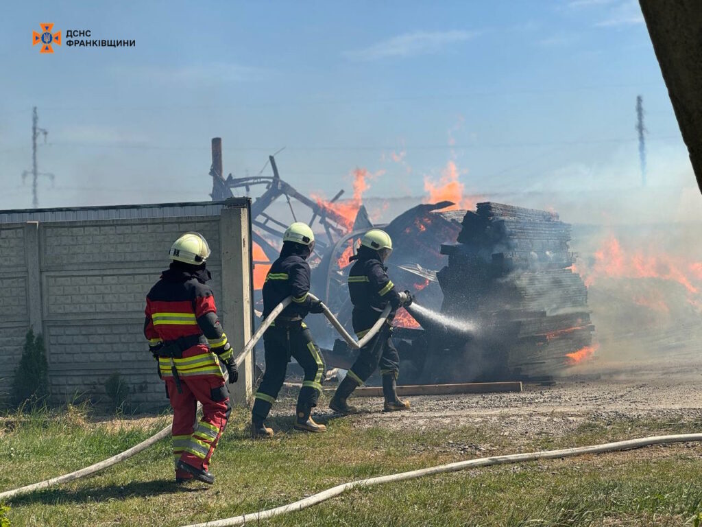 Вогнеборці ліквідували масштабну пожежу в селищі Брошнів-Осада