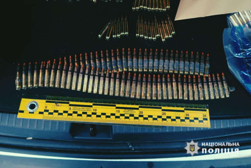 В Яремче у чоловіка в авто знайшли зброю і майже три тисячі набоїв. ФОТО