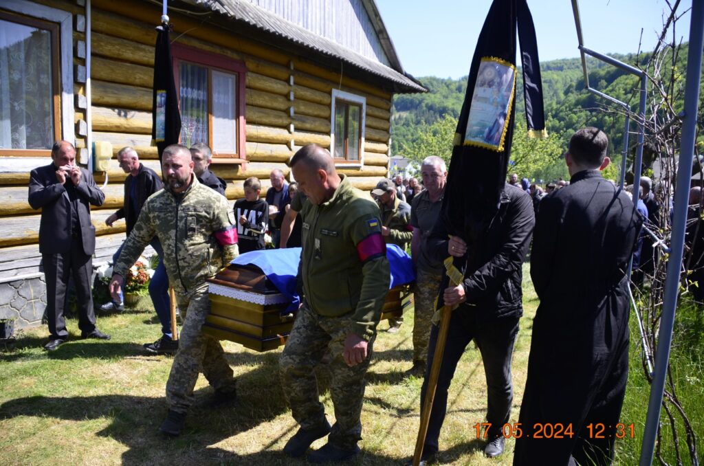 Велелюдною ходою провели в останню дорогу прикарпатця,Миколу Гавриша