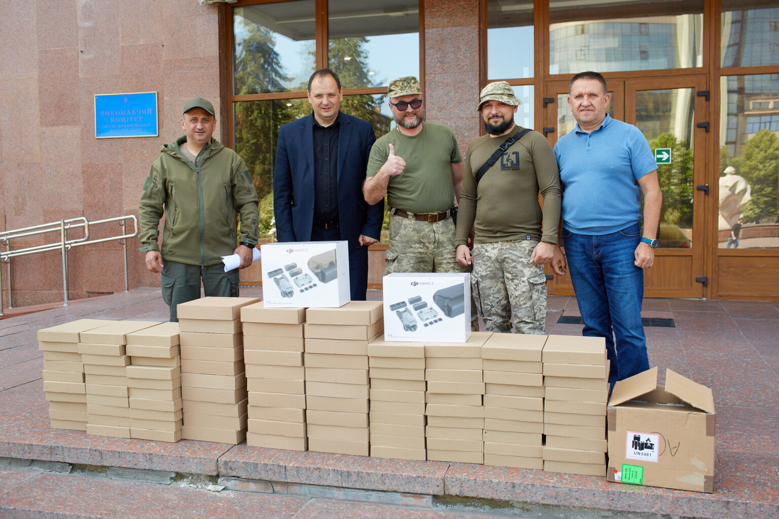 100 FPV-дронів,2 мавіки та 100 батарей