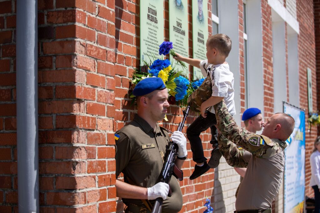 На фасаді ліцею у Франкіську відкрили меморіальні дошки трьом полеглим бійцям