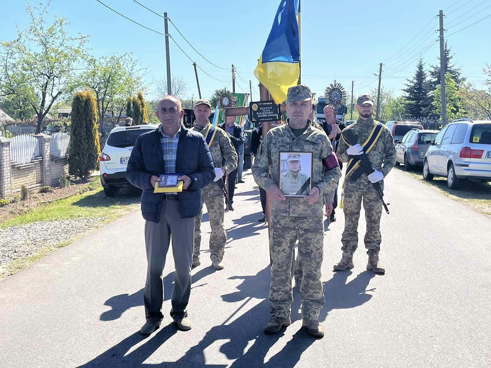 У селі Росільна провели в останню путь захисника України Тараса Волочія ФОТО