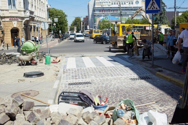 У Івано-Франківську біля ринку понижують тротуари та облаштовують переходи для маломобільних