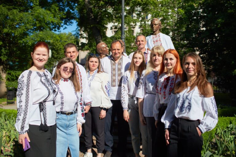 В Івано-Франківську пам’ятник Руській трійці одягли у вишиванки. ФОТО