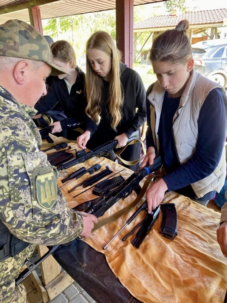 Такмед і поводження зі зброєю: коломийські ліцеїсти пройшли черговий вишкіл