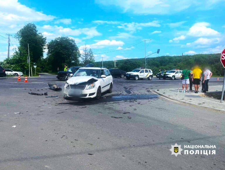 ДТП на Прикарпатті: біля Франківська зіткнулись дві автівки. ФОТО