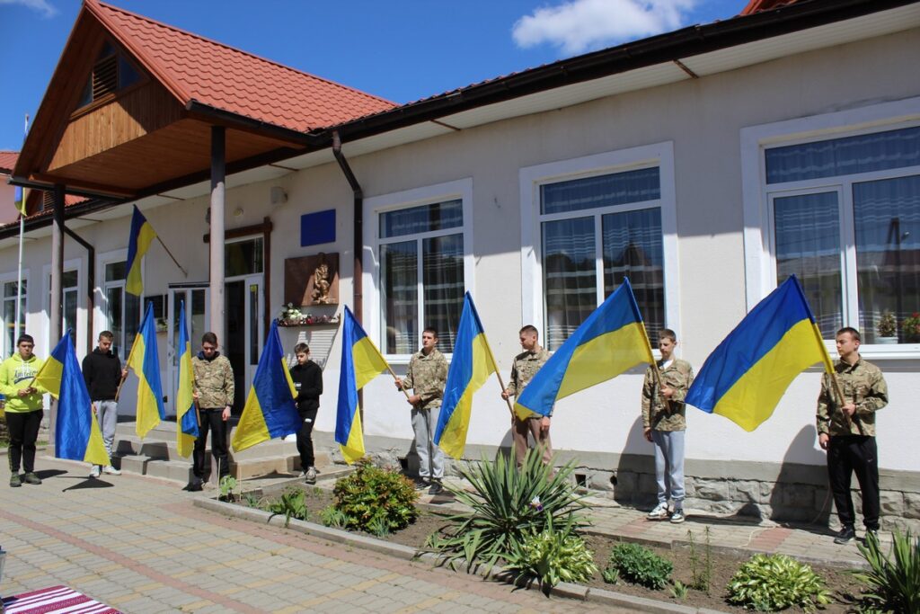 На Надвірнянщині відкрили меморіальну дошку полеглому прикордоннику Юрію Товпашку