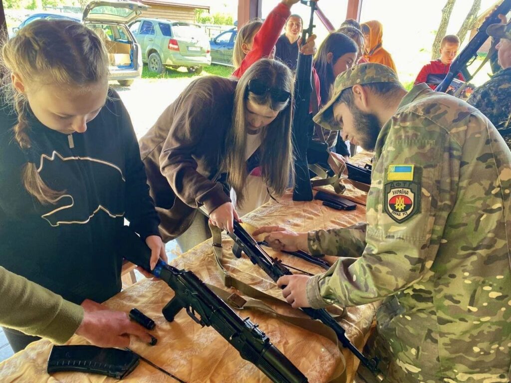 Такмед і поводження зі зброєю: коломийські ліцеїсти пройшли черговий вишкіл