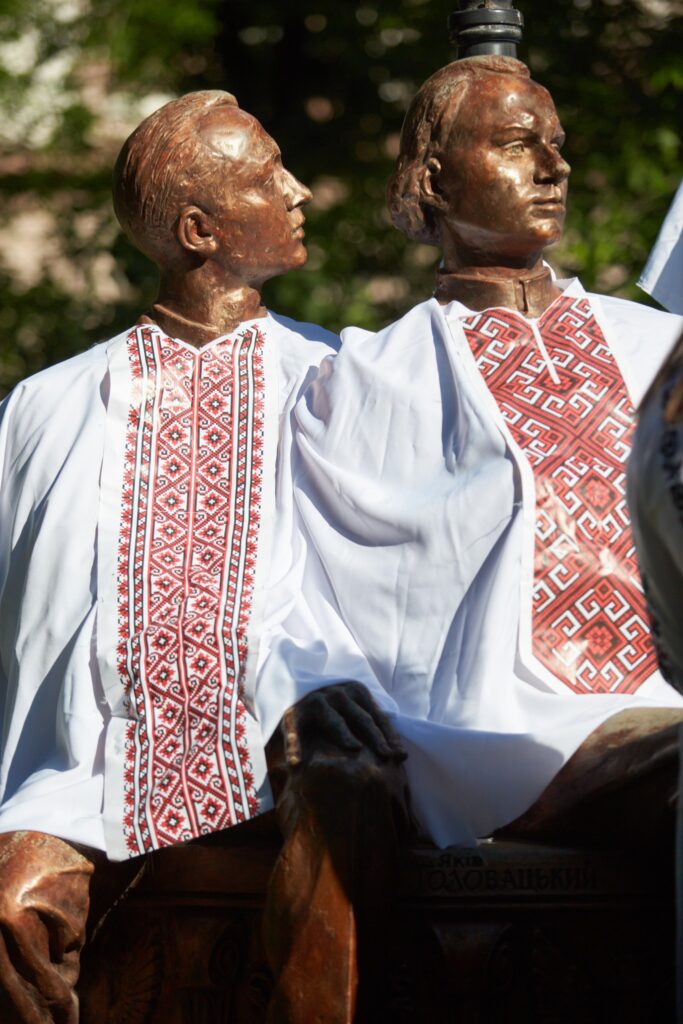 В Івано-Франківську пам’ятник Руській трійці одягли у вишиванки. ФОТО