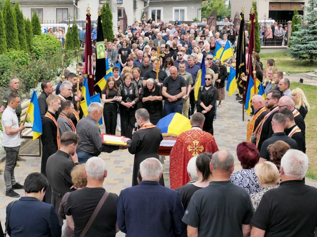 Тисменицька громада провела в останню дорогу свого Героя Степана Підлуського