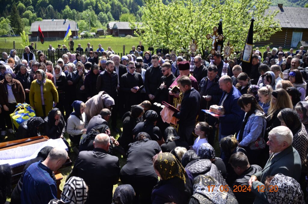 Велелюдною ходою провели в останню дорогу прикарпатця Миколу Гавриша