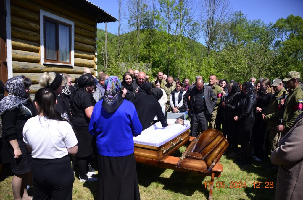 Велелюдною ходою провели в останню дорогу прикарпатця Миколу Гавриша