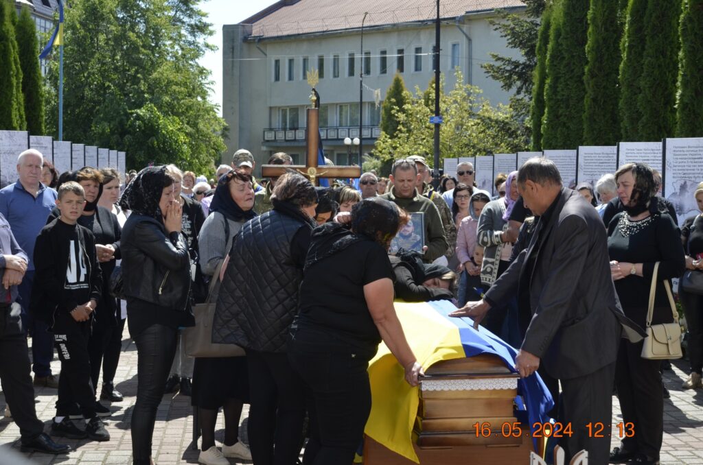 На Прикарпаття прибув скорботний кортеж з тілом Героя Миколи Гавриша. ФОТО