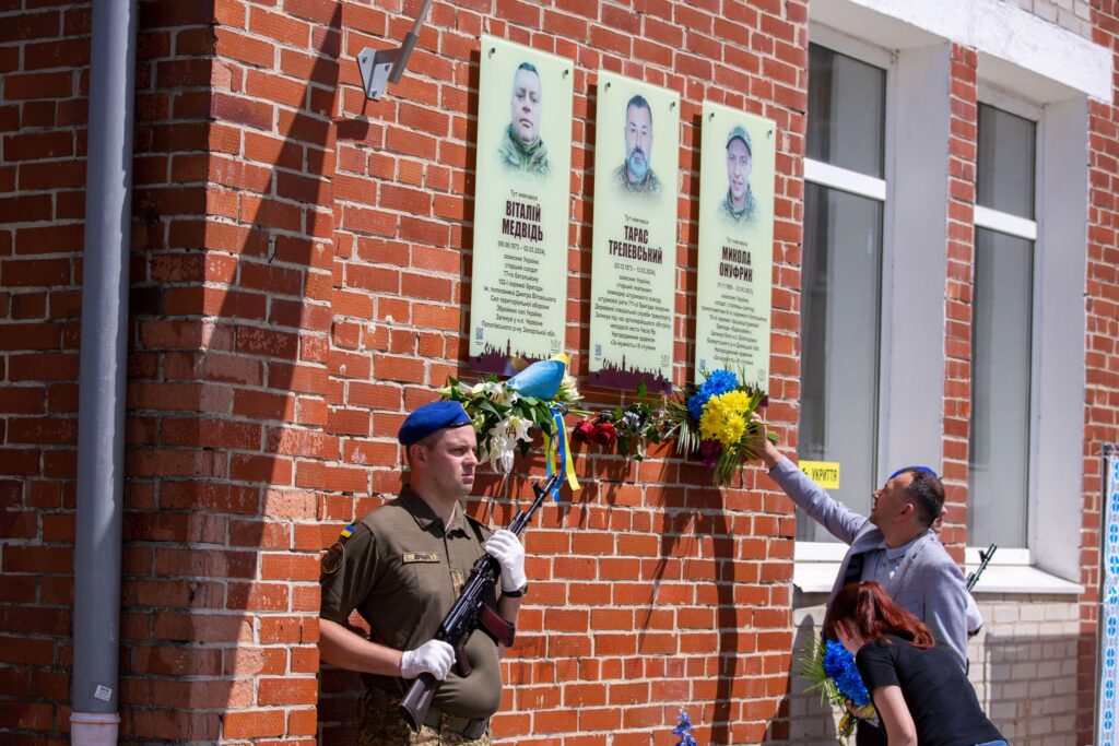 На фасаді ліцею у Франкіську відкрили меморіальні дошки трьом полеглим бійцям