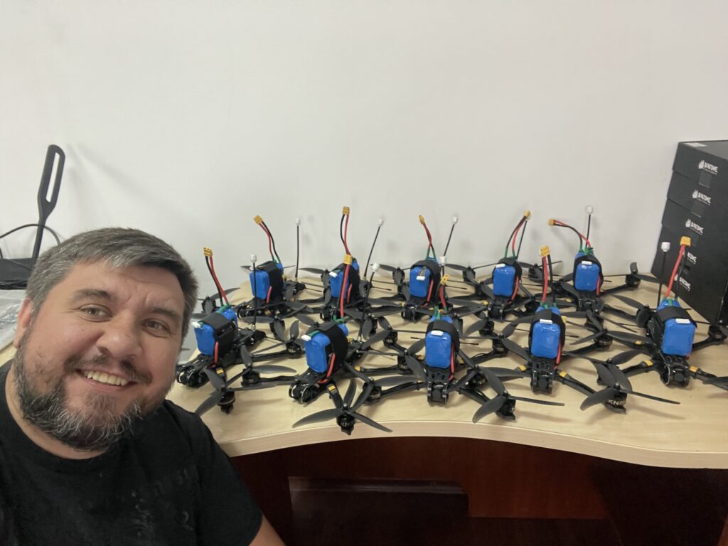 Працюють "Комарики": у Франківську група волонтерів виготовляє та модернізує FPV-дрони