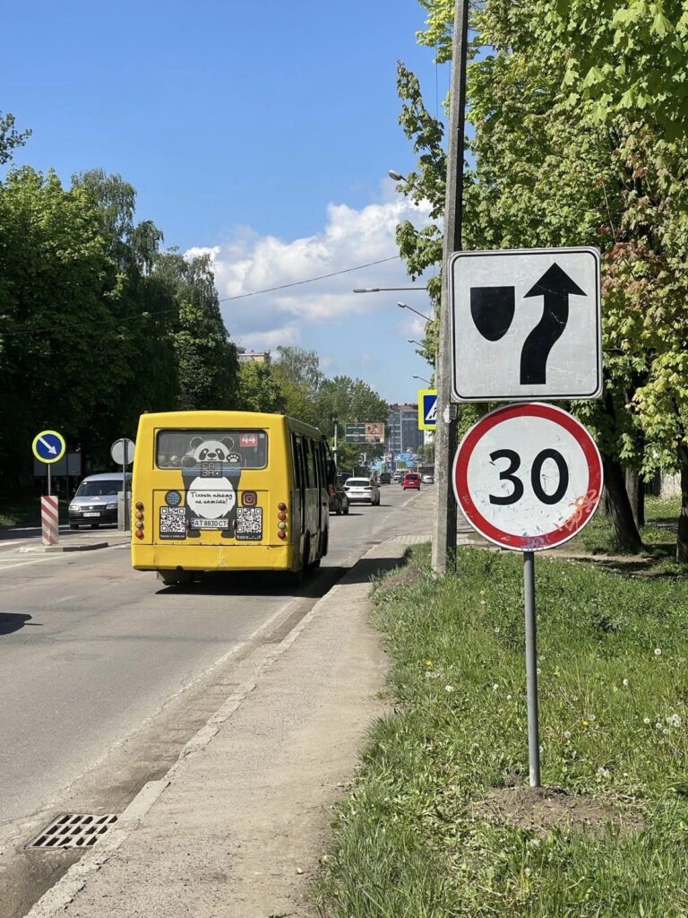 На перехресті Довженка-Дорошенка у Івано-Франківську змінено організацію дорожнього руху для автомобілів