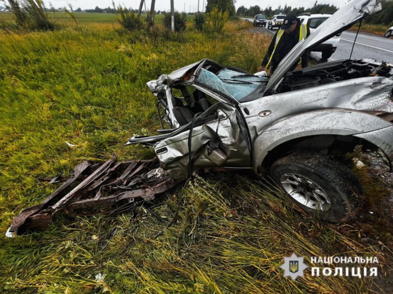 У поліції розповіли деталі автотрощі на Надвірнянщині, в якій постраждали двоє людей