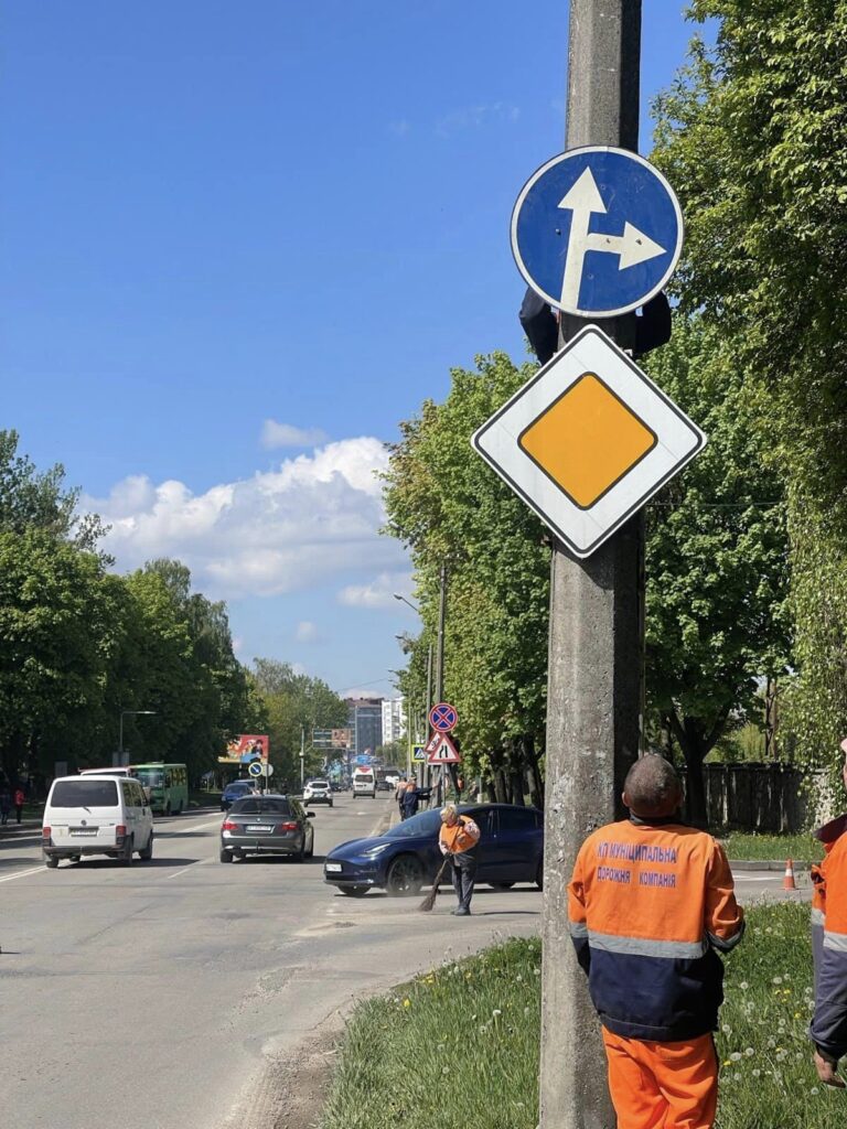 На перехресті Довженка-Дорошенка у Івано-Франківську змінено організацію дорожнього руху для автомобілів