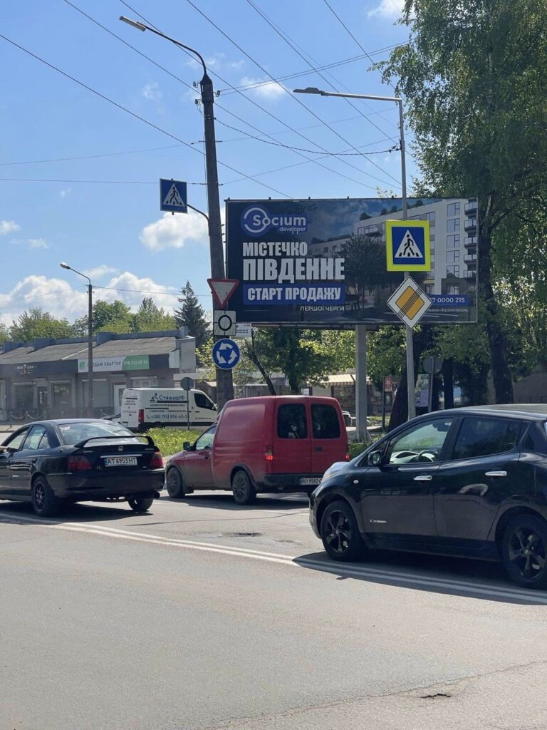 На перехресті Довженка-Дорошенка у Івано-Франківську змінено організацію дорожнього руху для автомобілів