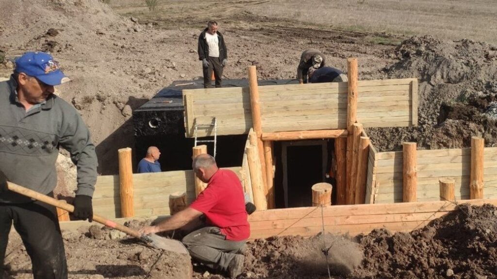 Працівники франківських комунальних підприємств будували фортифікації на Донеччині