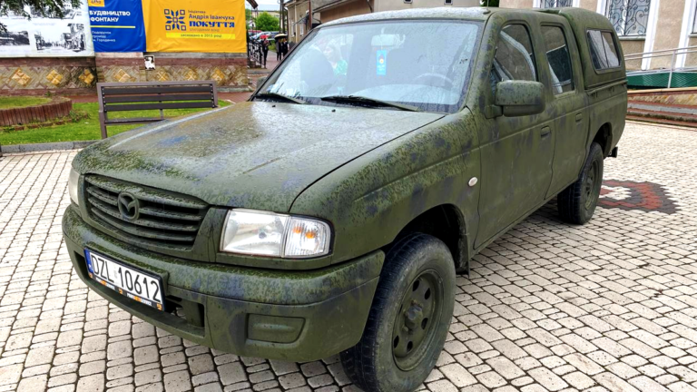 Городенківські освітяни придбали для військових автомобіль