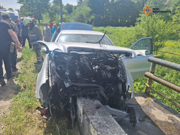 На Прикарпатті авто в'їхало у міст. ФОТО