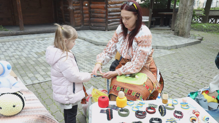 Прикарпатка виготовляє “браслети виживання” для захисників України