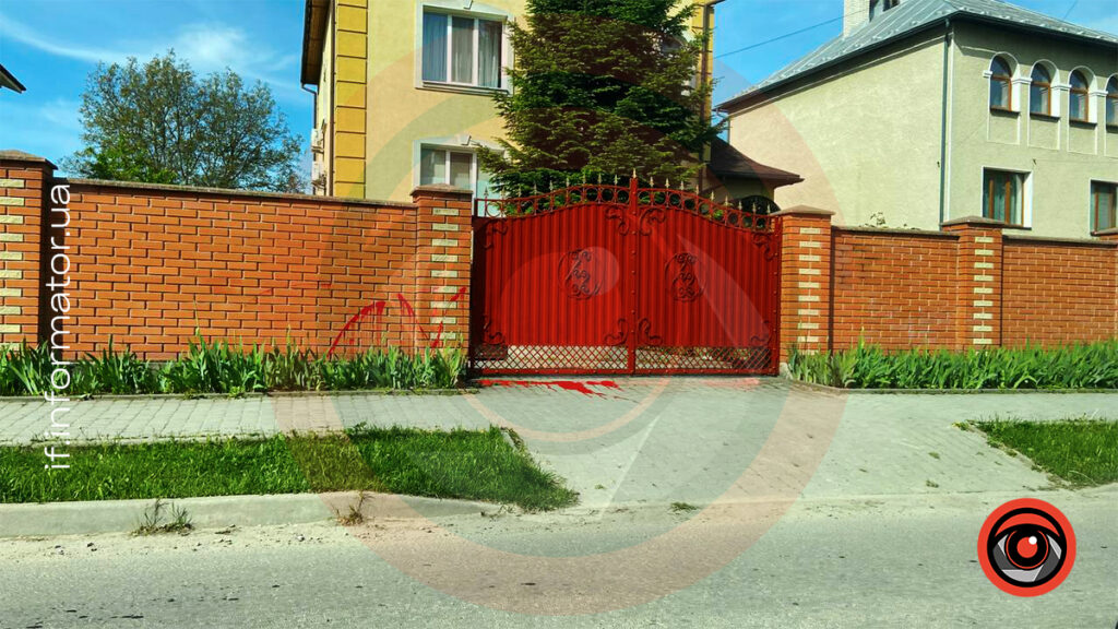 У Франківську паркан УПЦ (МП) обмалювали фарбою. ФОТО