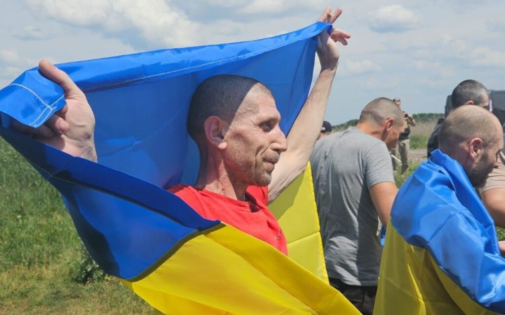 СБУ показала ексклюзивні кадри звільнення з полону 75 українців