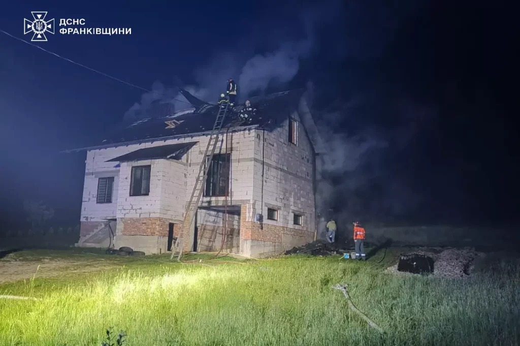 Прикарпатські надзвичайники ліквідували пожежу житлової будівлі. ФОТО