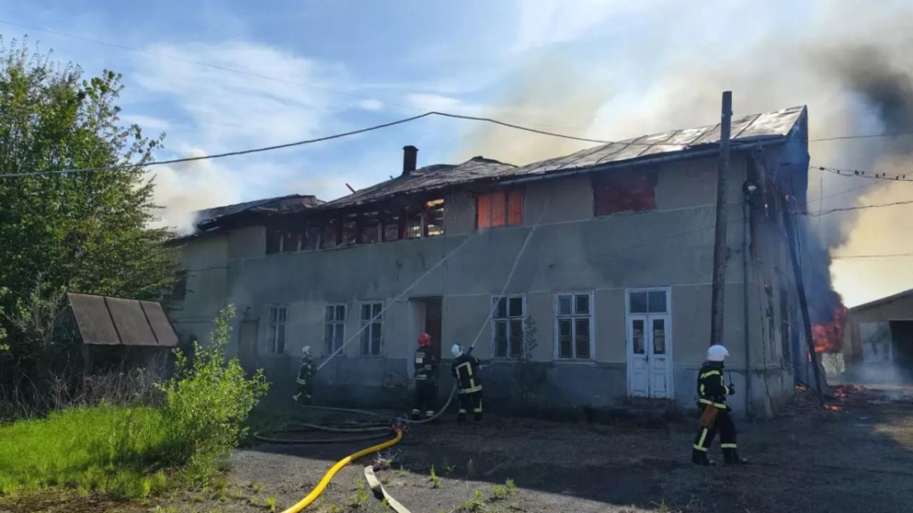 У Болехові горіла двоповерхова будівля