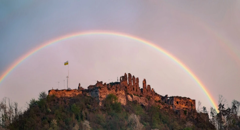 Зруйнований блискавкою та часом: історія й легенди занедбаного Хустського замку