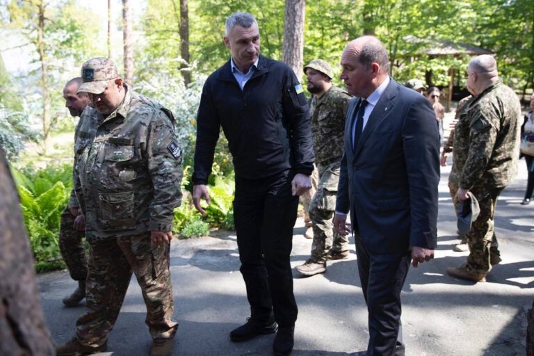 Віталій Кличко та мер Брюсселя Філіп Клоз привезли допомогу бійцям батальйону «Свобода». ФОТО