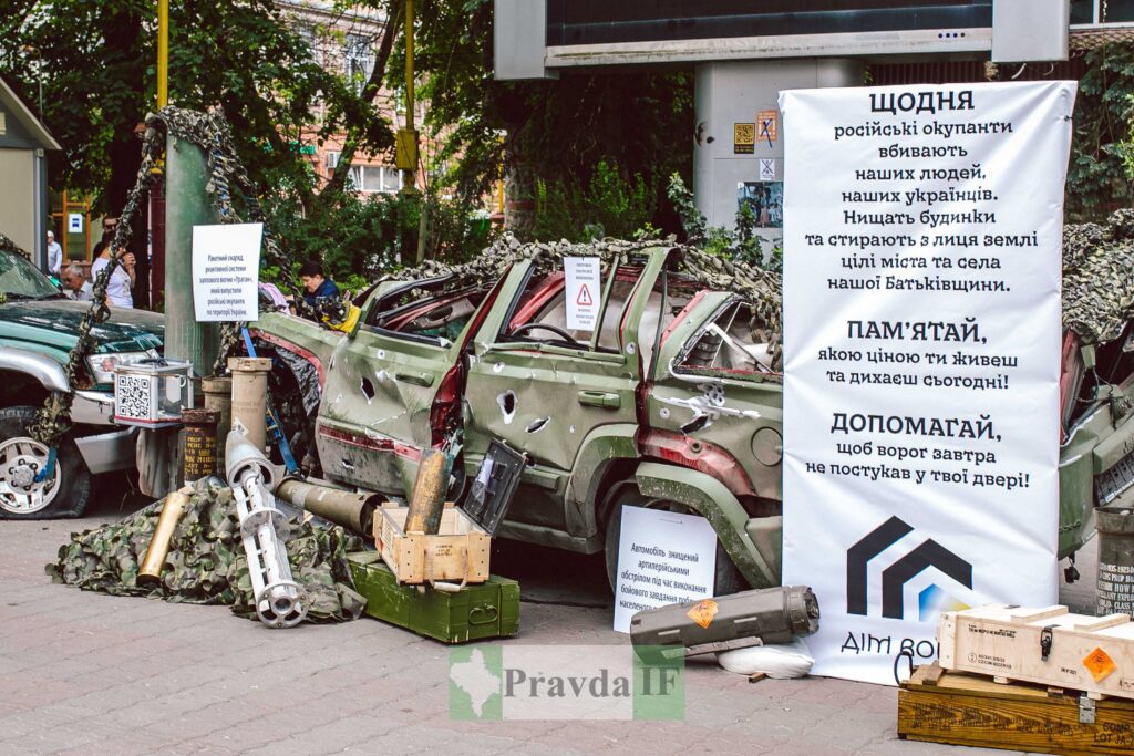 У Франківську з військових трофеїв і техніки влаштували благодійну інсталяцію. ФОТО