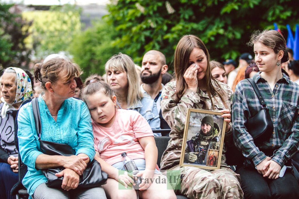 У Франківську на День міста вручили нагороди сім'ям загиблих воїнів. ФОТОРЕПОРТАЖ