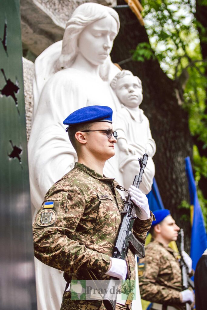 У Франківську на День міста вручили нагороди сім'ям загиблих воїнів. ФОТОРЕПОРТАЖ