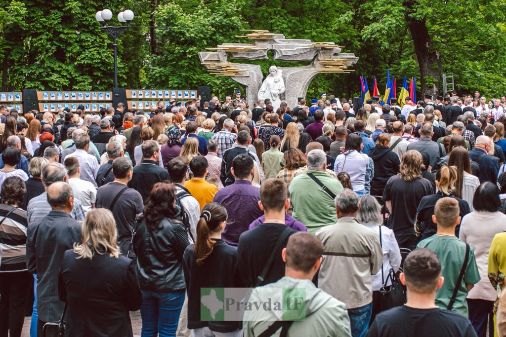 У Франківську на День міста вручили нагороди сім'ям загиблих воїнів. ФОТОРЕПОРТАЖ