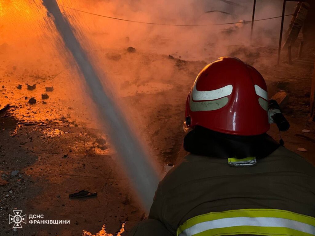 Прикарпатські рятувальники показали ліквідацію пожежі, спричиненої ранковим обстрілом. ФОТО