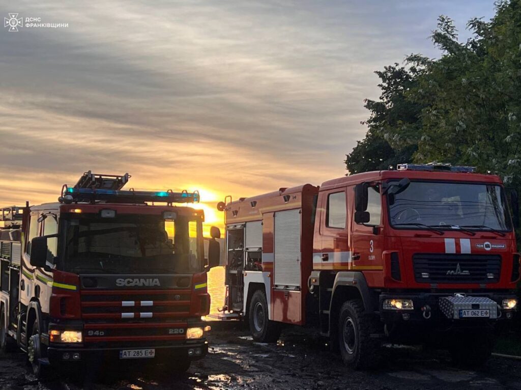Прикарпатські рятувальники показали ліквідацію пожежі, спричиненої ранковим обстрілом. ФОТО