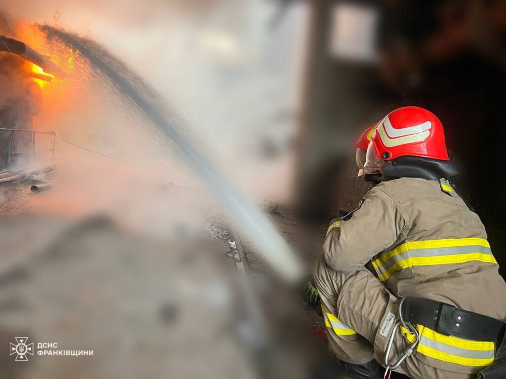 Прикарпатські рятувальники показали ліквідацію пожежі, спричиненої ранковим обстрілом. ФОТО