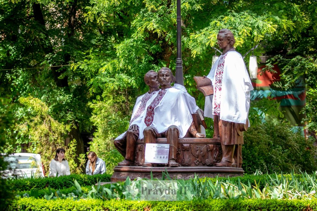 Івано-Франківськ заполонили вишиванки. ФОТОРЕПОРТАЖ