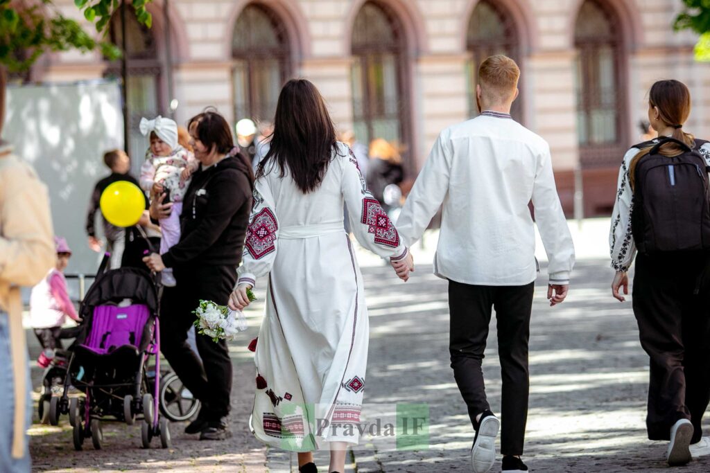 Івано-Франківськ заполонили вишиванки. ФОТОРЕПОРТАЖ