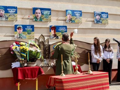 У Коломиї відкрили памʼятні дошки чотирьом захисникам. ФОТО