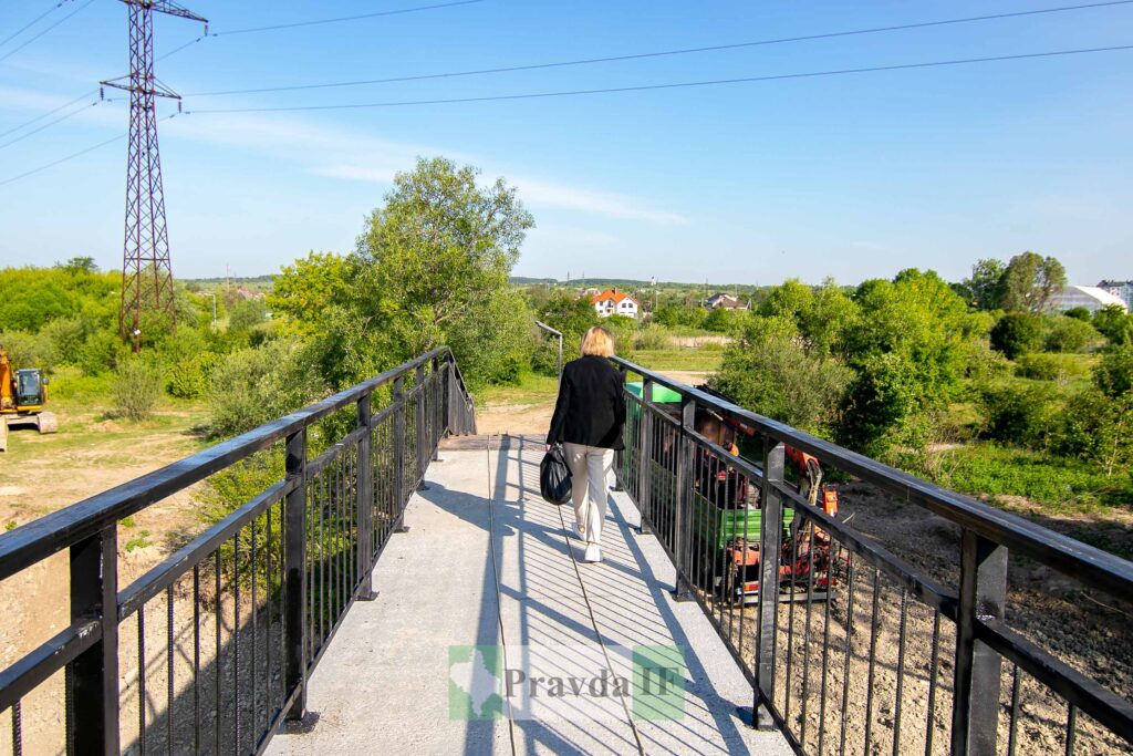 У Франківську відремонтували пішохідний міст на Пасічну. ФОТО/ВІДЕО